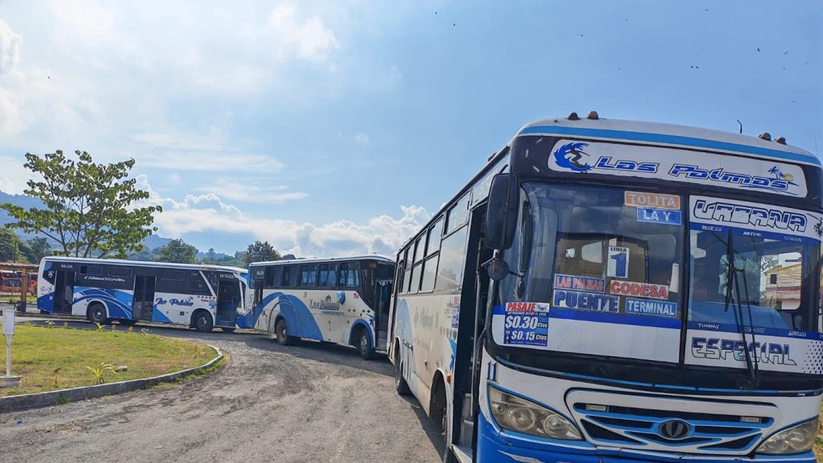 Esmeraldas: Transportistas urbanos levantan paralización tras acuerdo preliminar con el Municipio