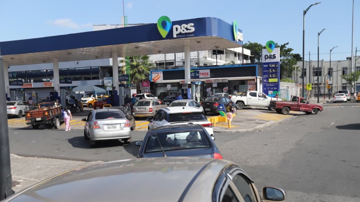 “Perdí cuatro horas buscando gasolina”: el drama de tanquear en Guayaquil este martes