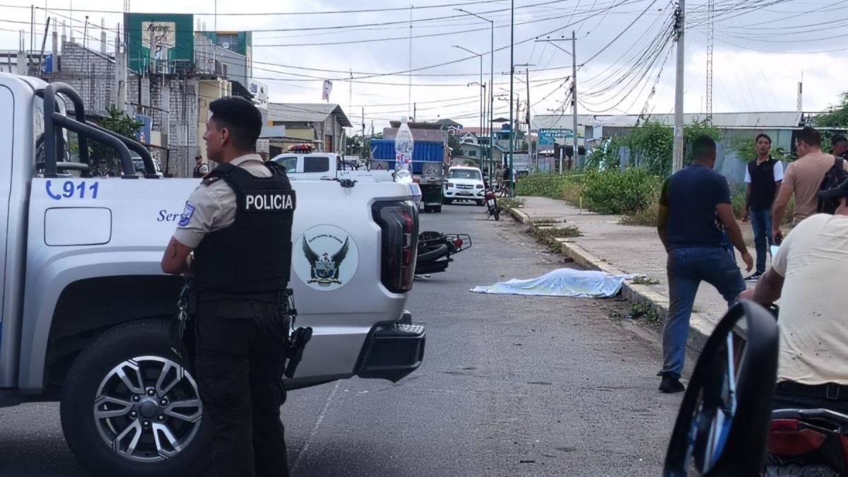 Crimen en Huaquillas: sujetos mataron a mujer camino a su trabajo y le dejaron panfleto