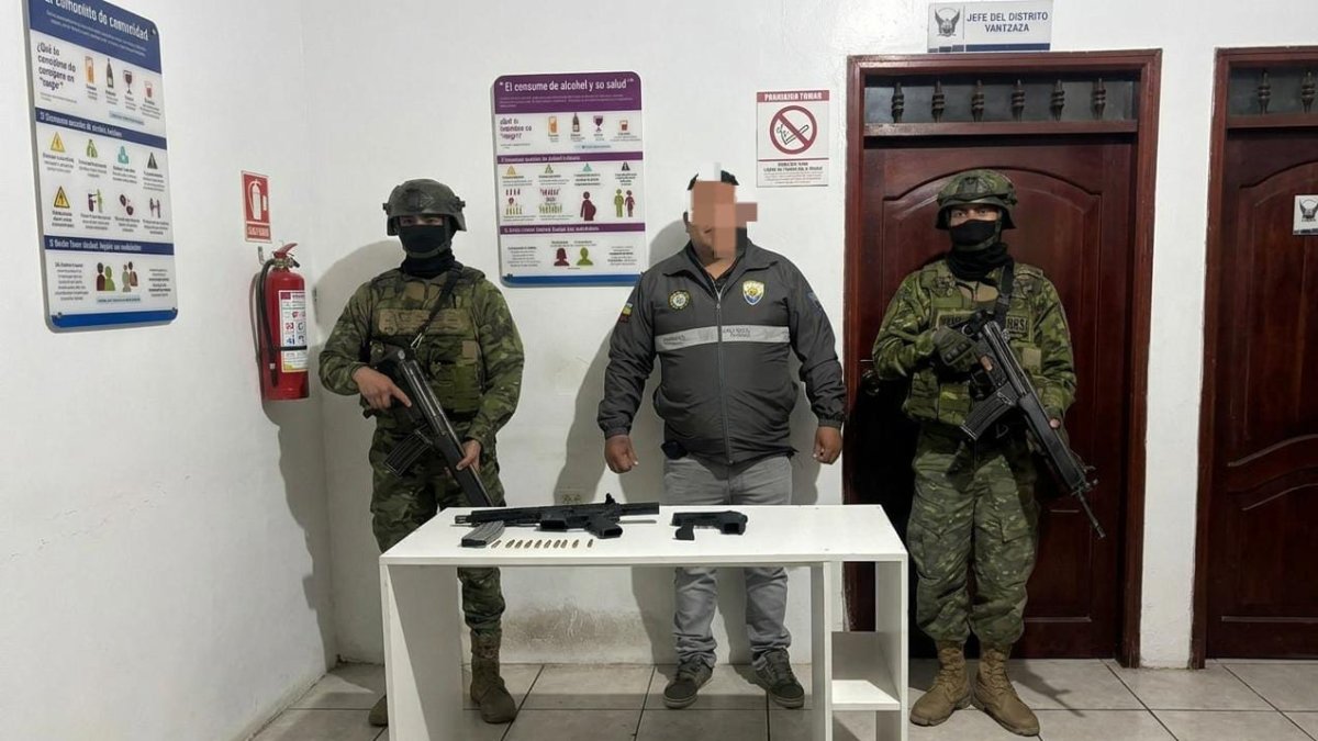 Hallan fusil y pistola ocultos en vivienda de Chicaña durante operativo militar en Yantzaza
