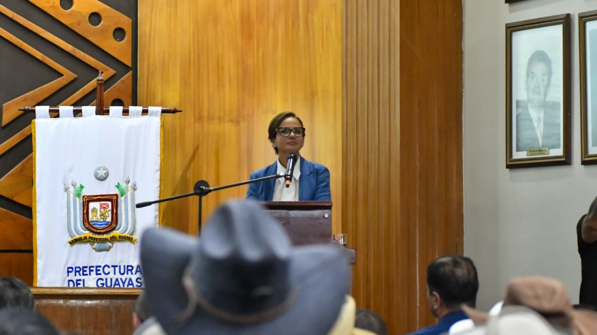 Marcela Aguiñaga se despide de la Prefectura del Guayas entre lágrimas y mensajes políticos