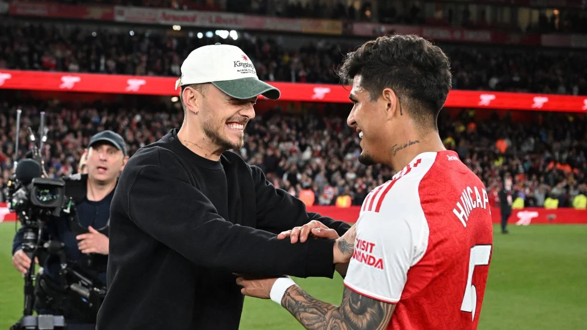 Piero Hincapié, en tendencia por quedar con los pantalones abajo: Memes y reacciones en Arsenal