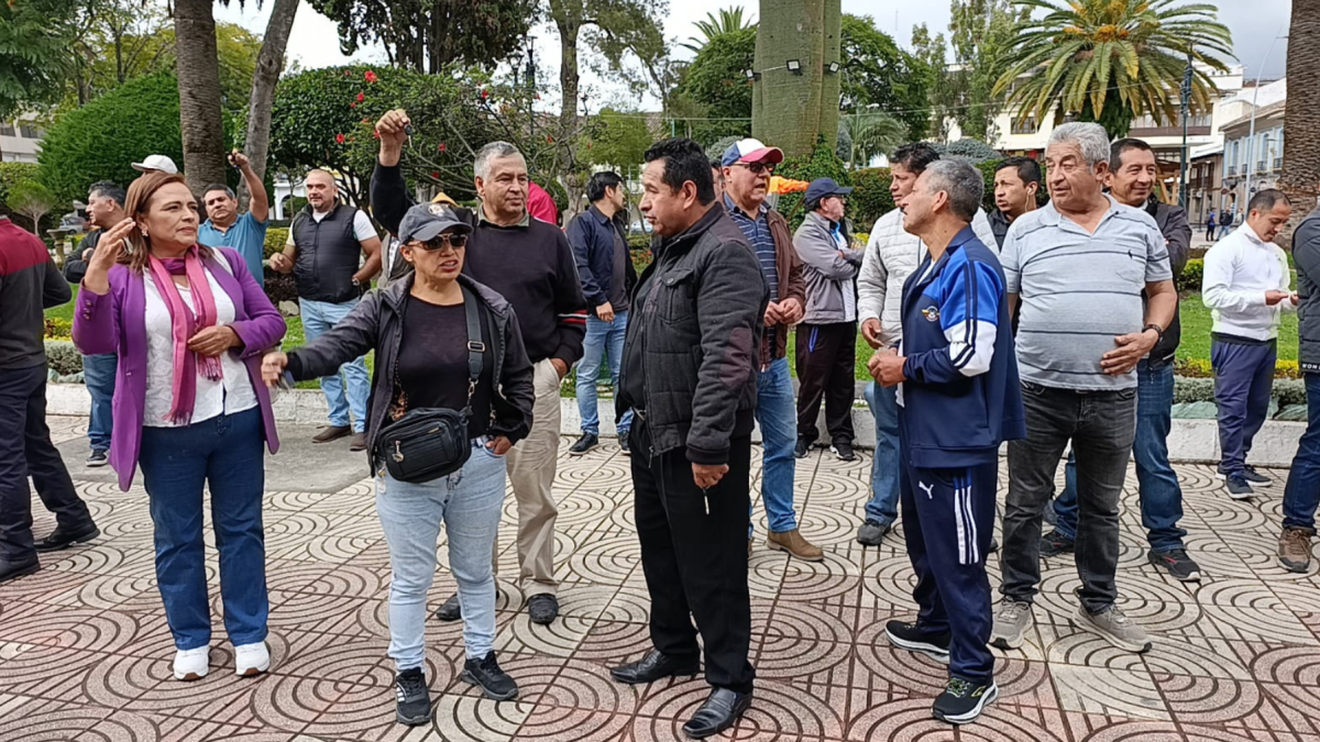 Paralización del transporte urbano deja sin movilidad a Loja y suspende clases presenciales