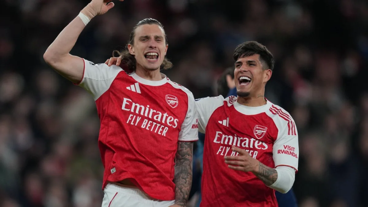 Piero Hincapié campeón con Arsenal de la Premier League, luego del empate de Manchester City