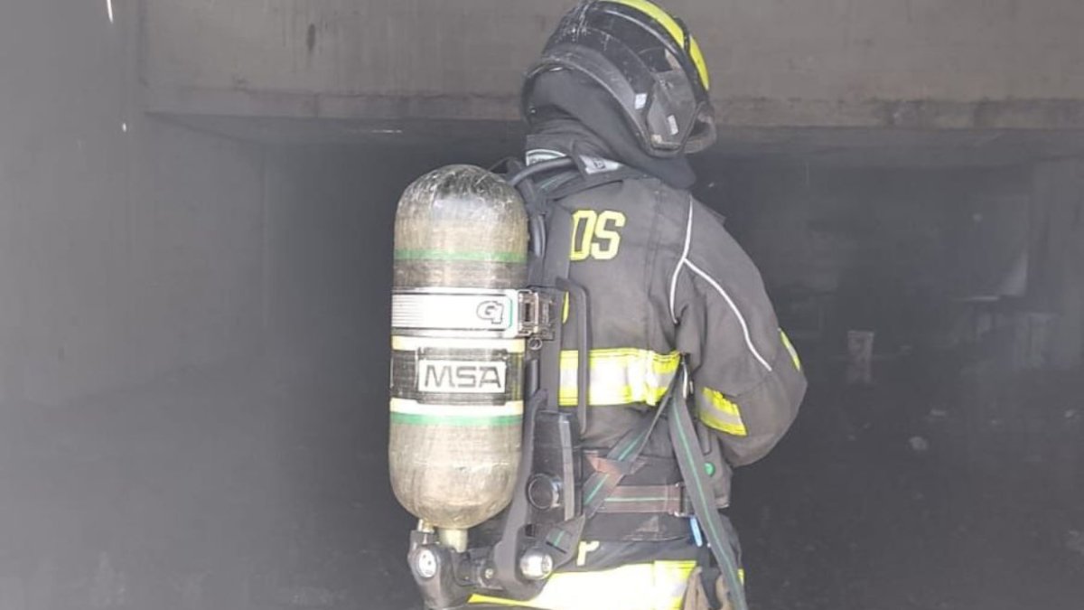 Quito: En Bellavista de Calderón murió una persona en un voraz incendio dentro de una carpintería
