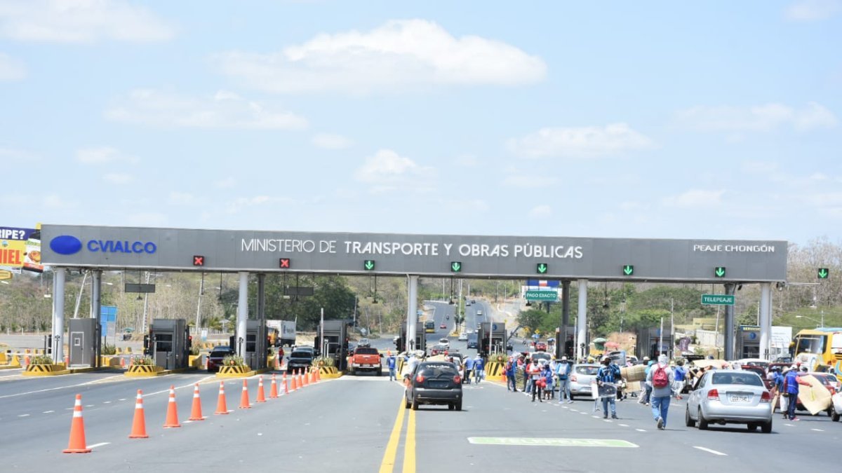 Más de 5.000 vehículos salen por la vía a la costa en inicio del feriado