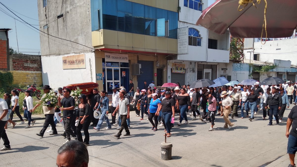 En Salitre, una de las dos víctimas baleadas en un cabaret fue despedida por sus seres queridos