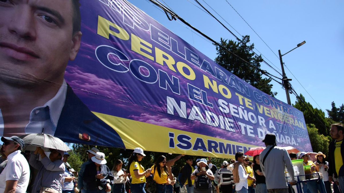Informe a la Nación: pancartas bíblicas y corridos cristianos afuera de la Asamblea