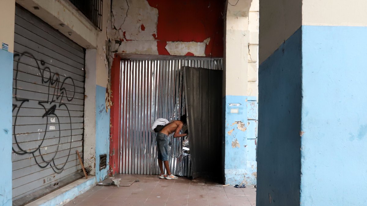 Cámaras de EXTRA captan cómo ingresan al Multicomercio por abertura clandestina