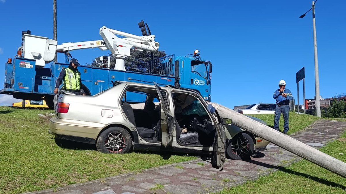 Quito: auto chocó, derribó un poste y sus ocupantes huyeron en Miraflores