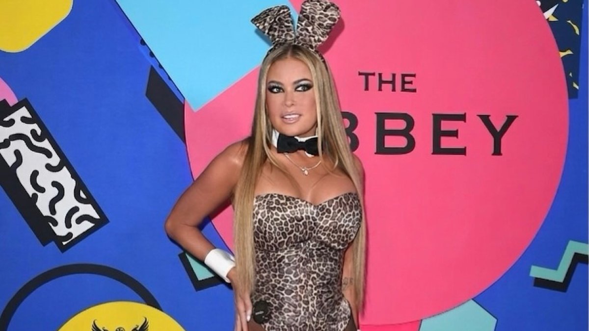 Carmen Electra sorprende con sensual homenaje a las conejitas Playboy