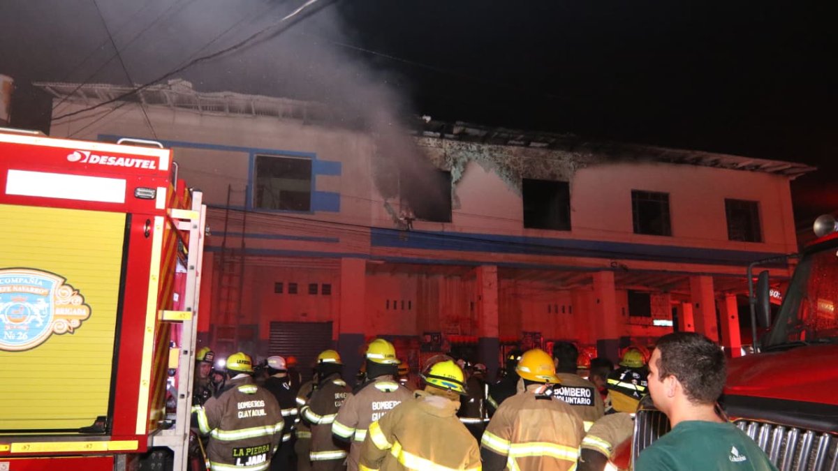 Incendio de gran magnitud en el centro de Guayaquil moviliza a bomberos la noche de este 27 de mayo