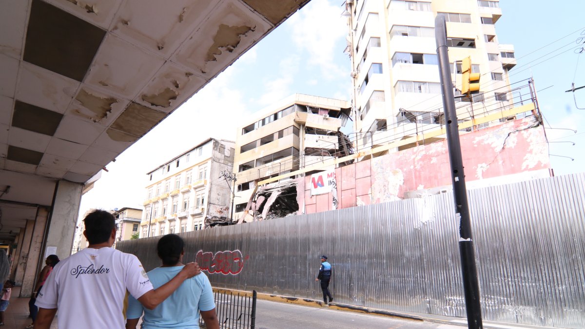 Hombre sin vida dentro del Multicomercio: Las razones que plantean los vecinos