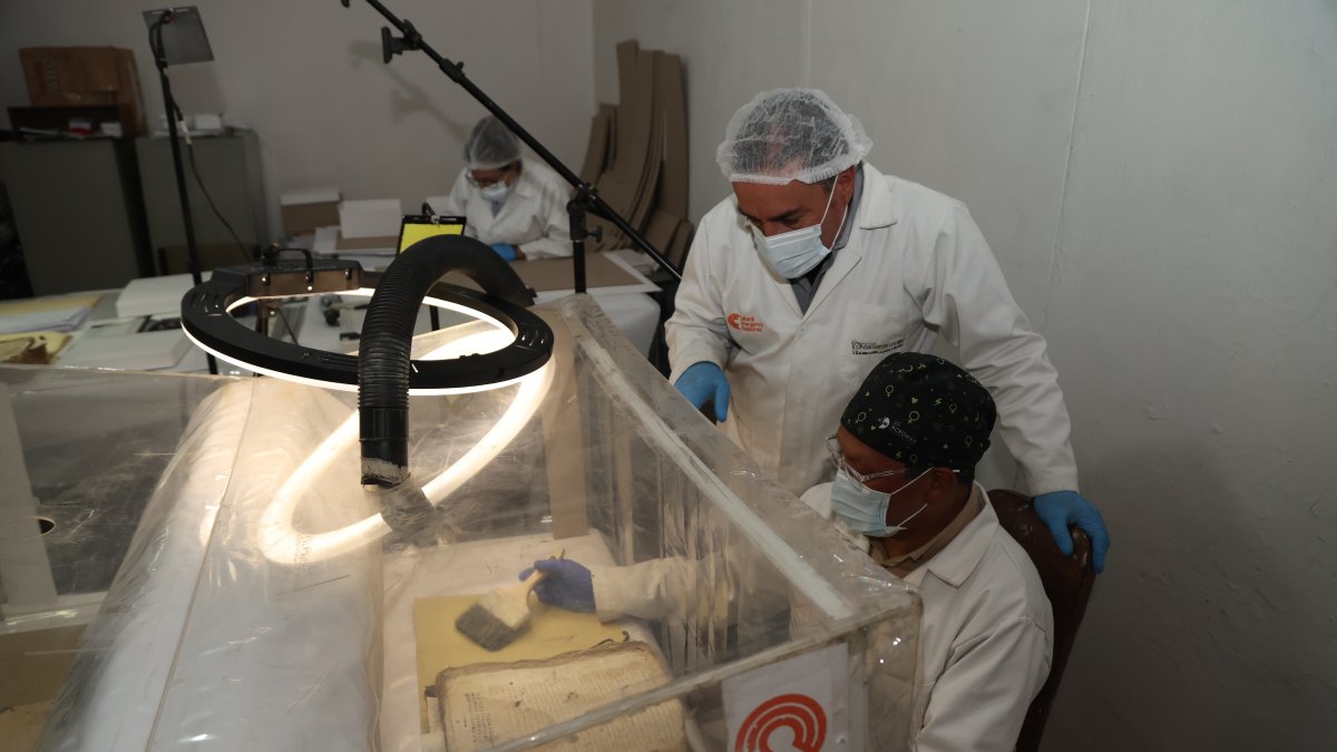 Quito rescata su historia: Masiva restauración de 4.000 documentos de más de 500 años