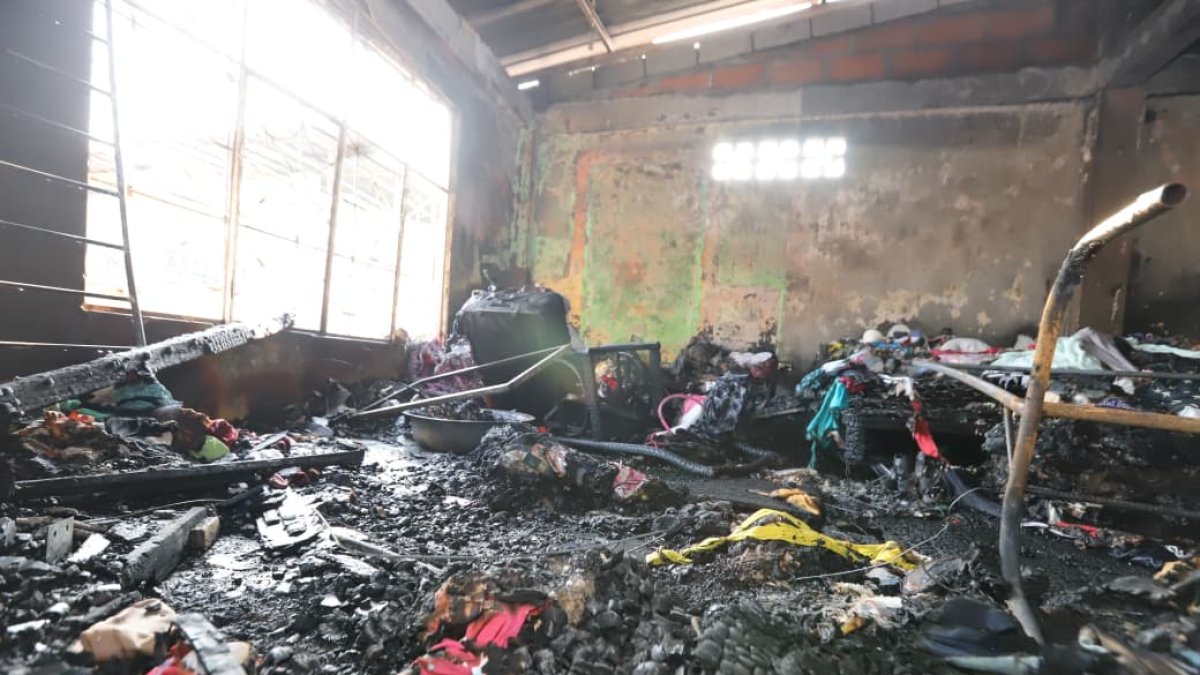 “No nos quedó ni los uniformes de los niños”: el drama de cuatro familias tras incendio en Guayaquil