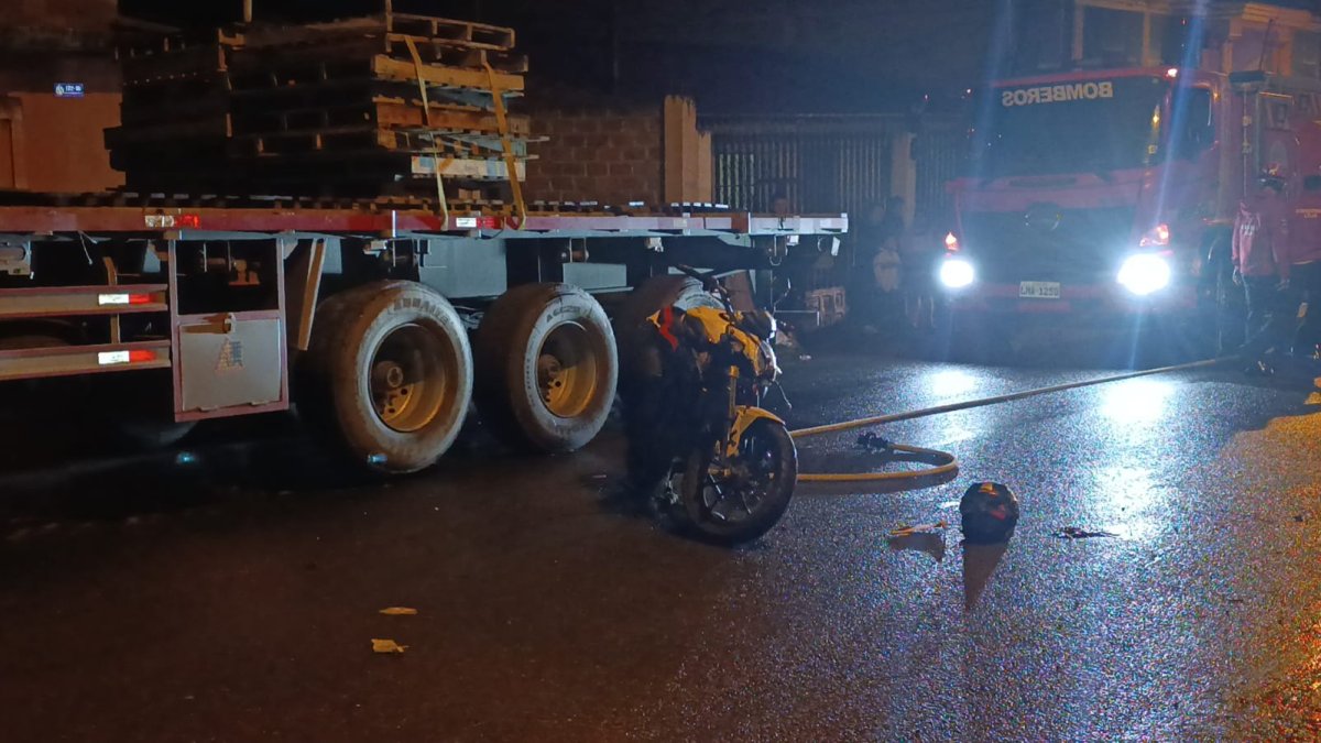 Loja: Motociclista pierde la vida tras impactarse contra tráiler estacionado en el sector Las Pitas