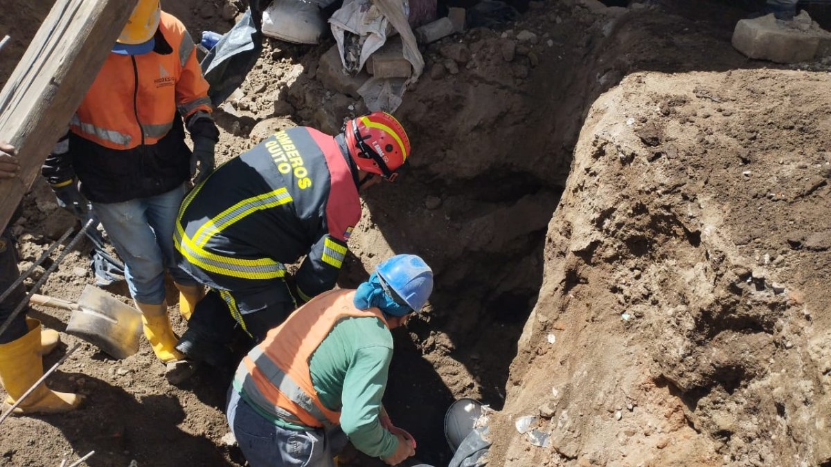 Quito: Muro se desplomó en una construcción de El Tejar y atrapó a cuatro personas