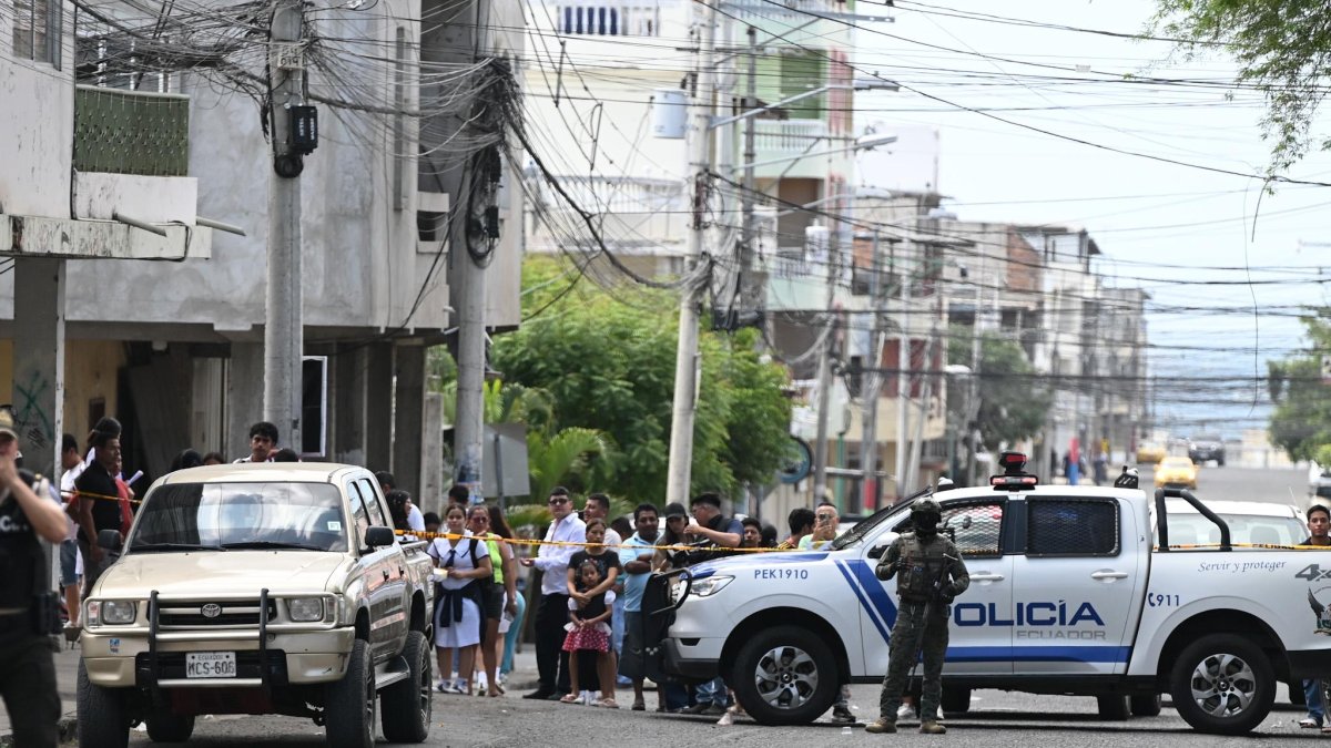 Terror frente a colegio de Manta: joven es asesinado y dos estudiantes resultan heridas