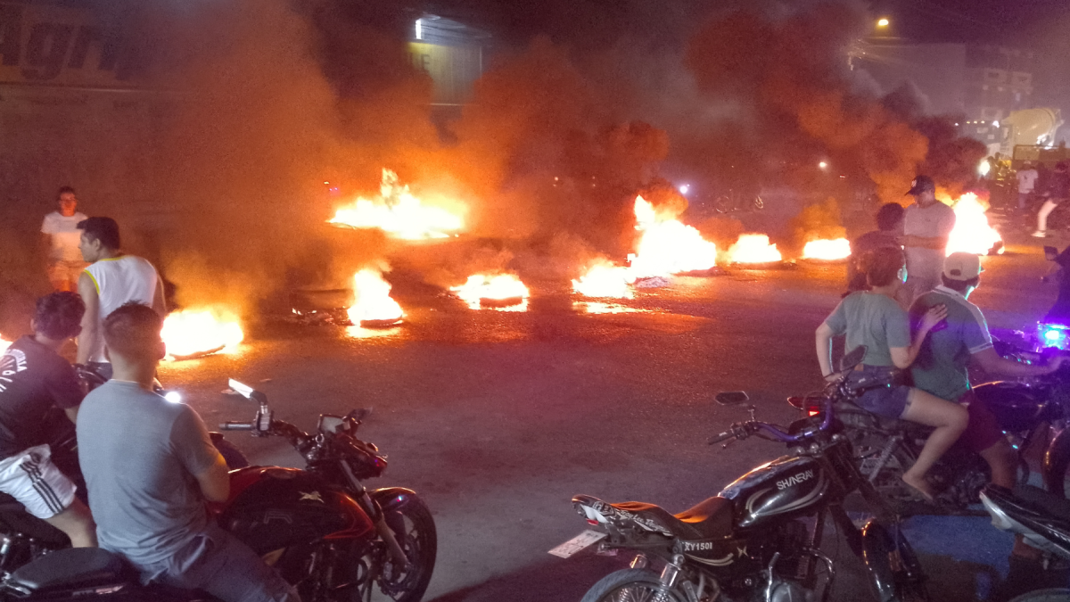 Habitantes de La T bloquean vía Daule–Salitre por desaparición de ocho jóvenes en Milagro