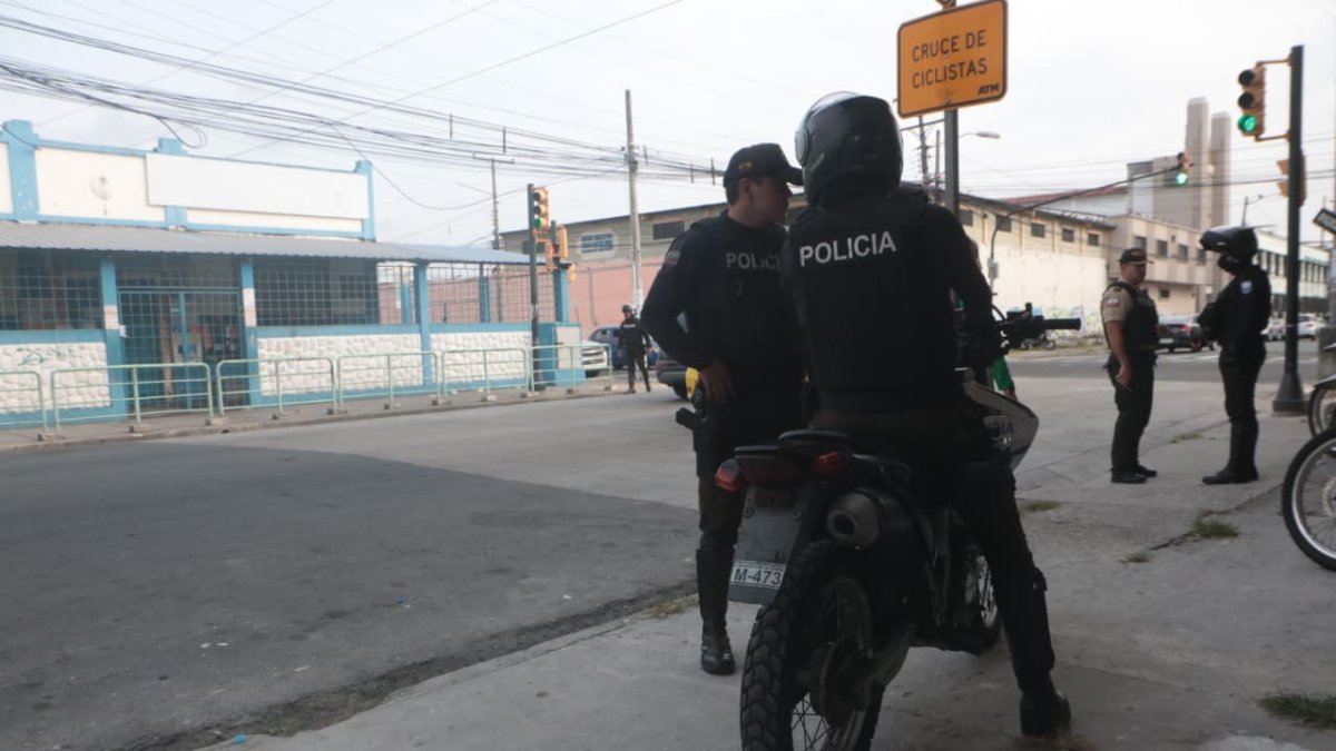 Hombre asesinado fuera de escuela, en Guayaquil, tenía antecedentes penales
