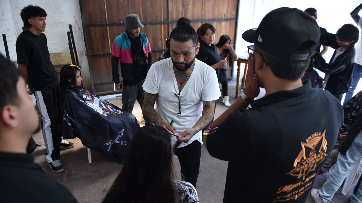 Barberos enseñan su oficio y ayudan a personas en rehabilita
