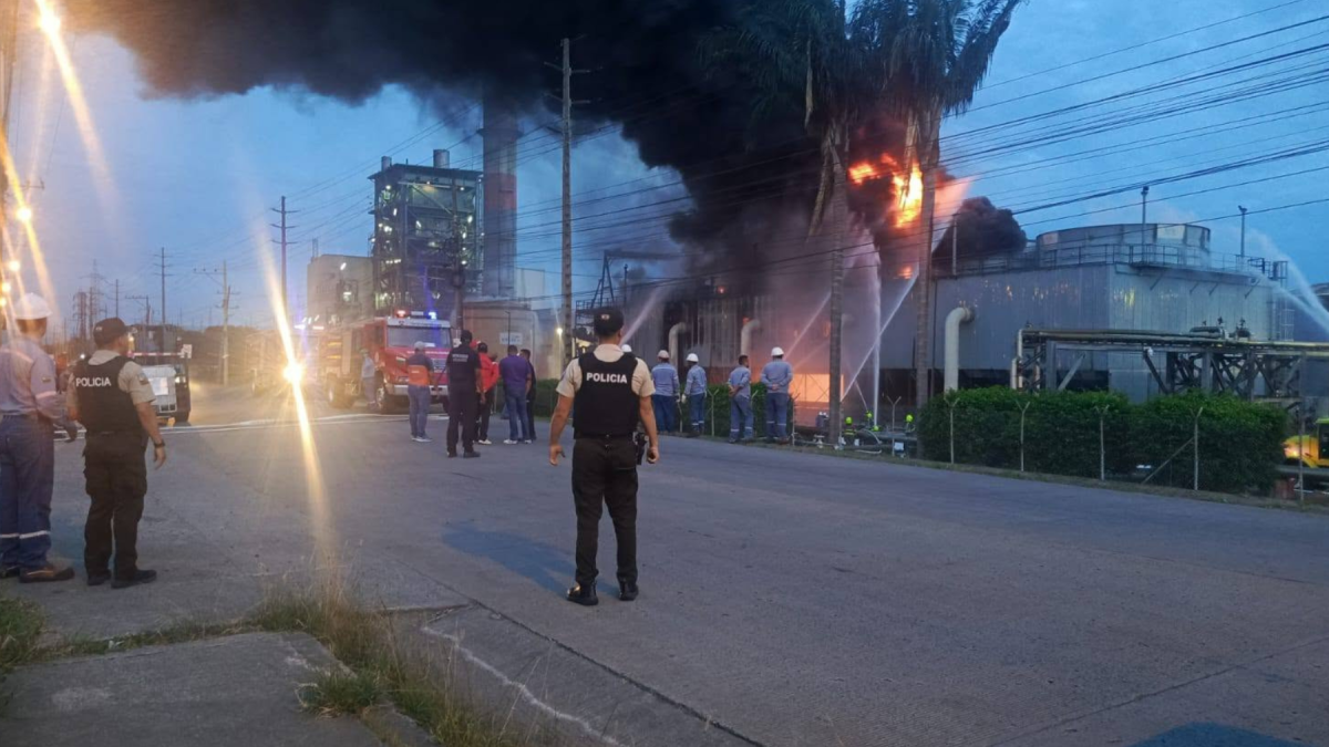 Incendio en Termoesmeraldas fue extinguido tras intensa operación de emergencia