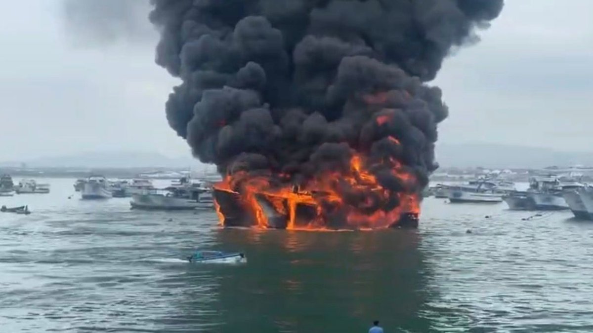 Incendio en puerto pesquero de Manta: explosiones y llamas consumen varias embarcaciones