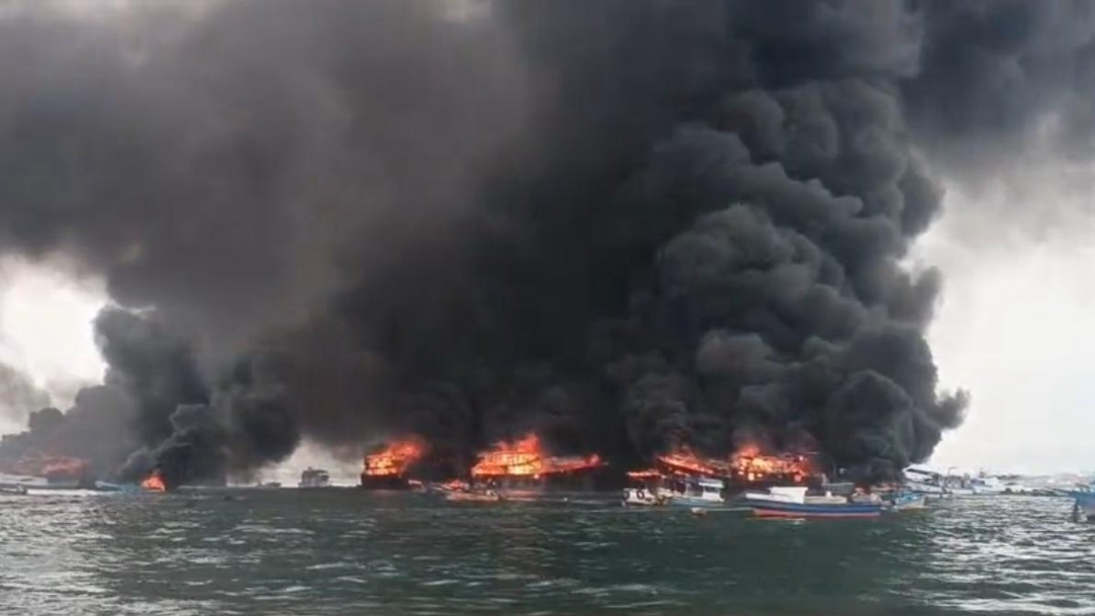 Incendio en el puerto de Manta deja más de 20 embarcaciones 