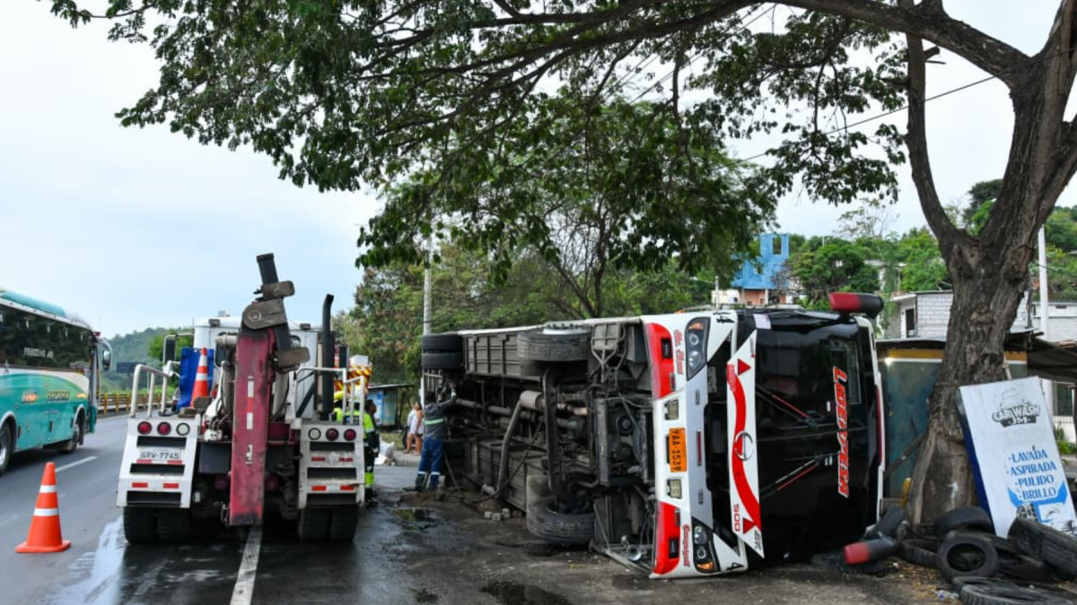 Bus interprovincial se volcó en la vía a la costa tras perder el control por la calzada mojada