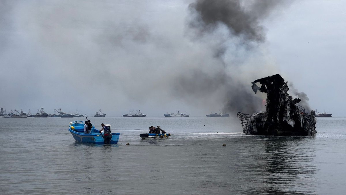 Incendio en el puerto de Manta se reaviva y complica labores