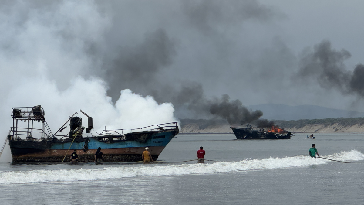 Incendio en el puerto de Manta: rescate dramático en un barc