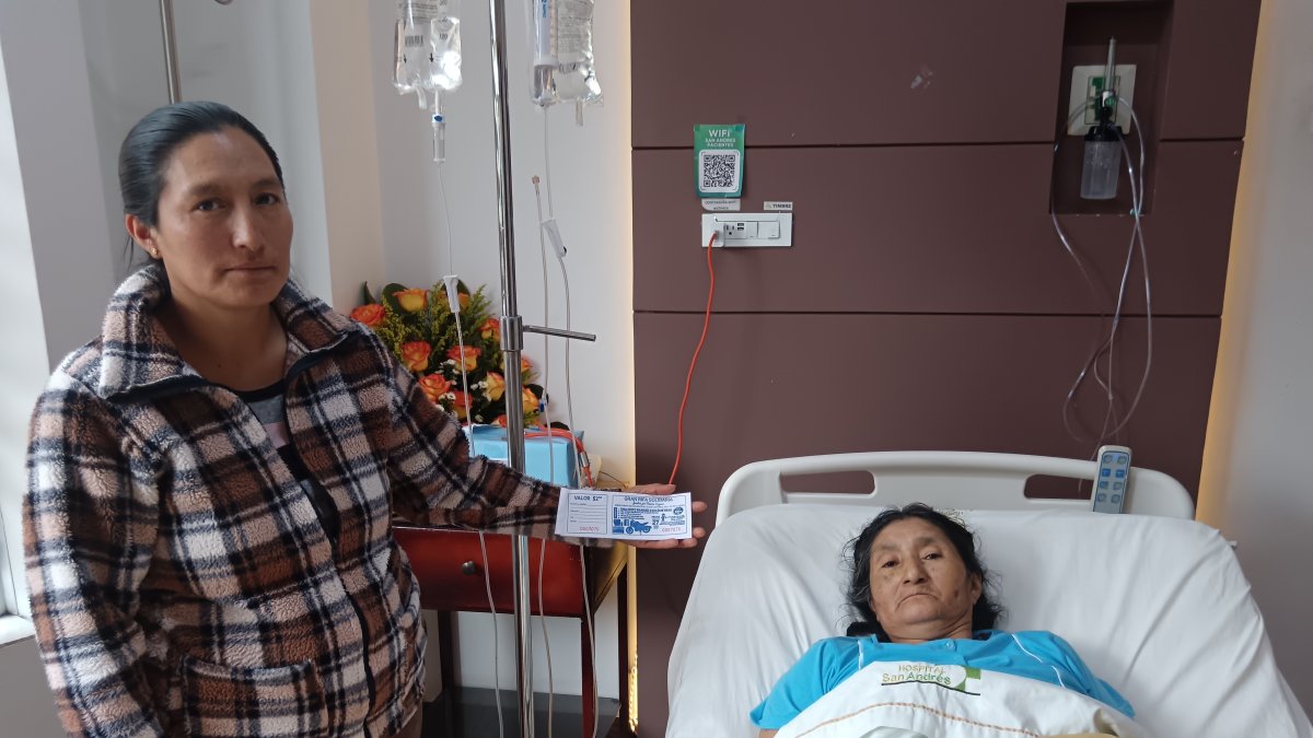 En Ambato, adulta mayor pide apoyo al pueblo, luego de un gr