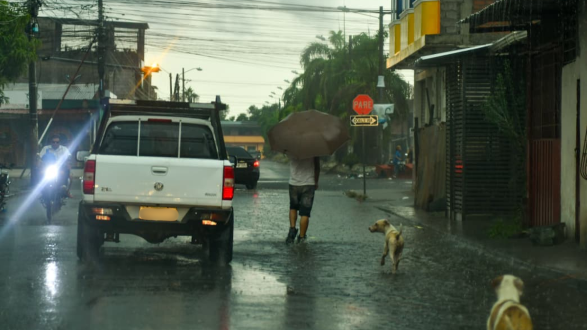 Guayaquil soporta una fuerte lluvia con tormenta eléctrica e