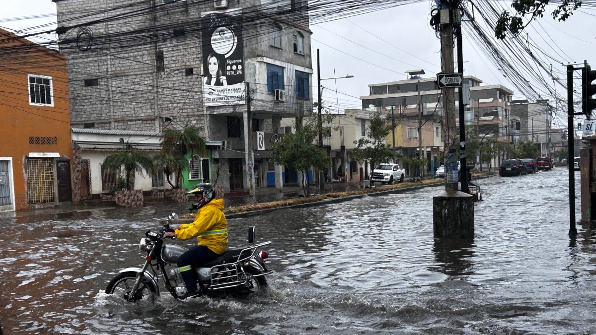 Fuertes lluvias inundan el centro de Machala y par