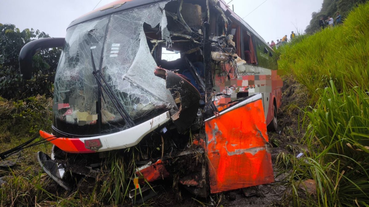Un muerto y cinco heridos tras choque de dos buses