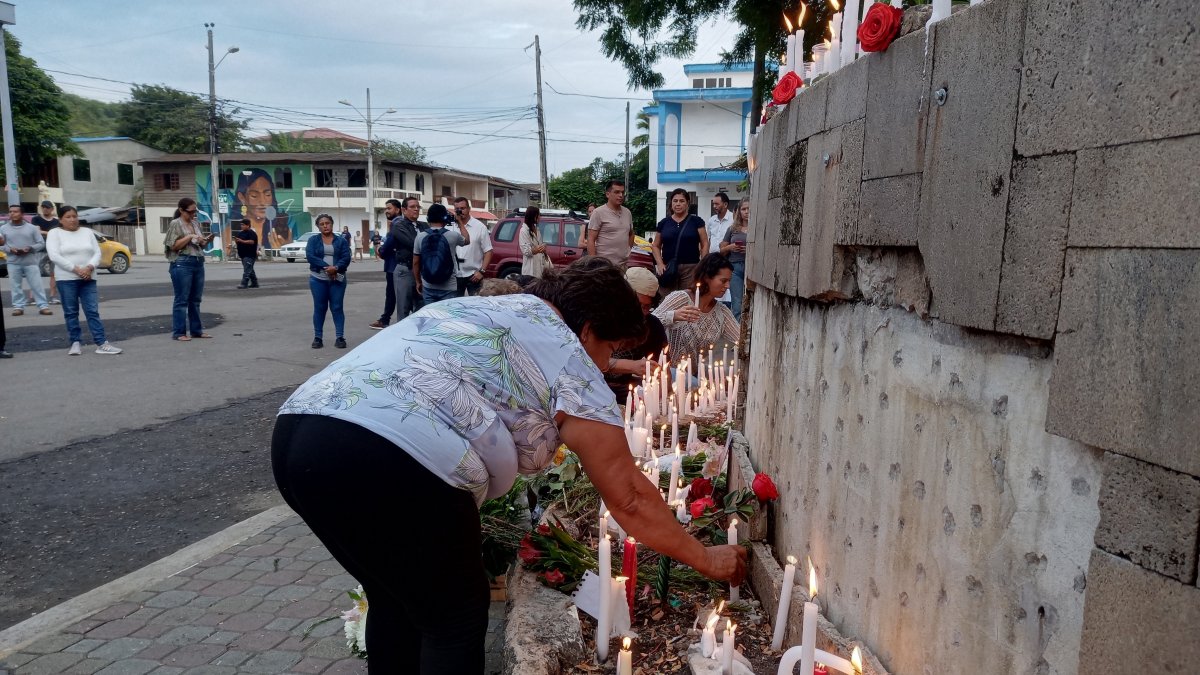 Velas y rosas para recordar a Monika Silva en Mang
