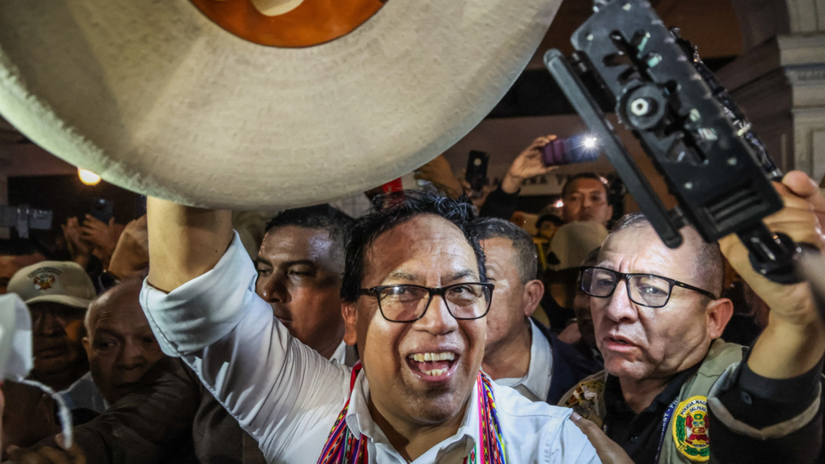 Perú | Sánchez aventaja a Fujimori por casi 40.000 votos al 