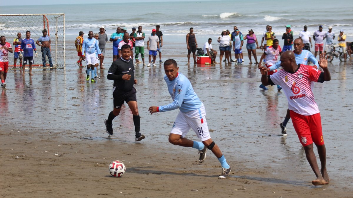 Fútbol playero en Las Palmas, Esmeraldas: 6 de Dic