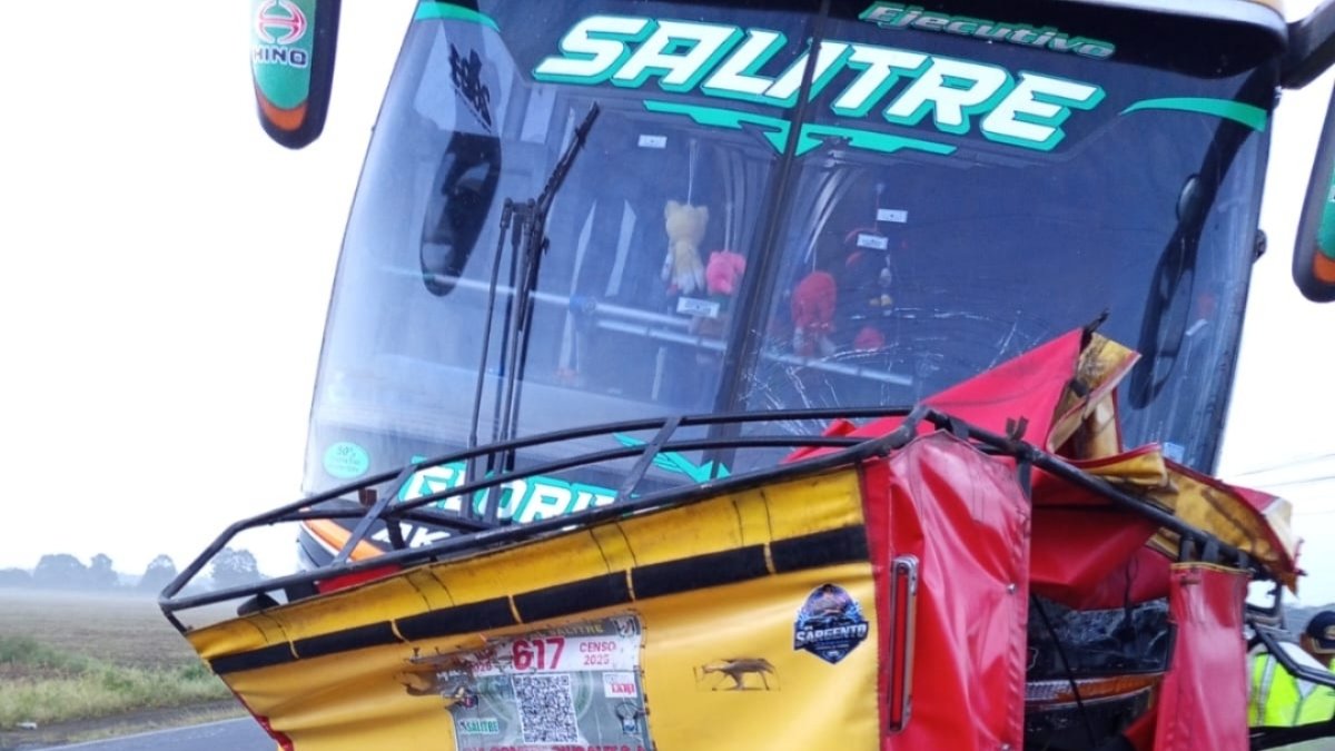 Impacto entre un bus y tricimoto dejó dos personas fallecida