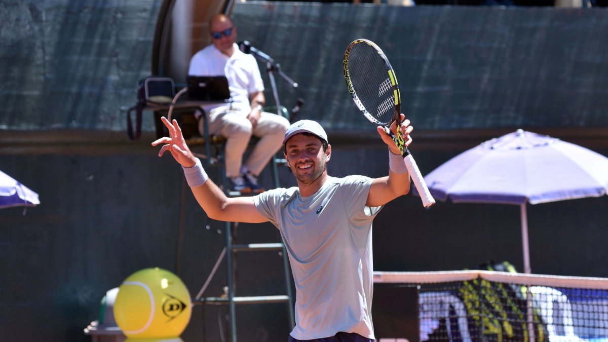 El tenista Matheus Pucinelli celebra el triunfo sobre el argentino Hernán Casanova en la final del Challenger de Quito.