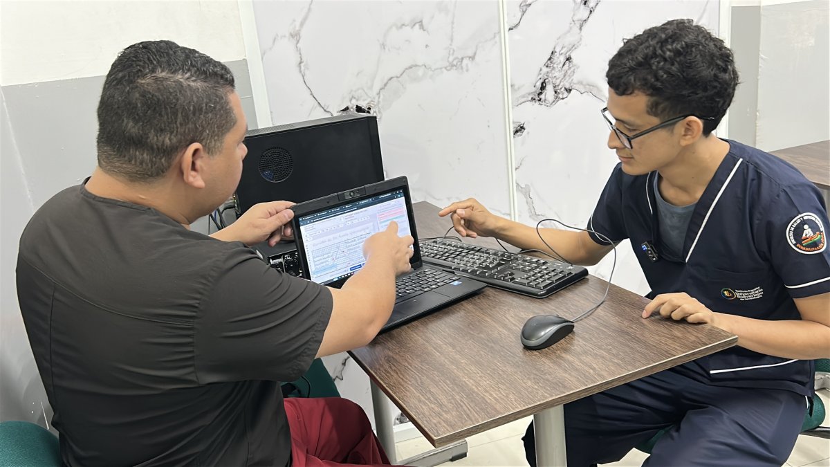 Superando barreras: Joel y Justin se forman en Rehabilitación Física gracias a becas de inclusión