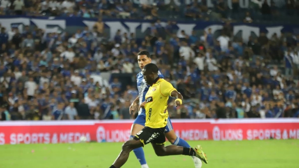 Empate sin goles en el Clásico del Astillero: Emelec y Barcelona SC no pudieron romper el cero