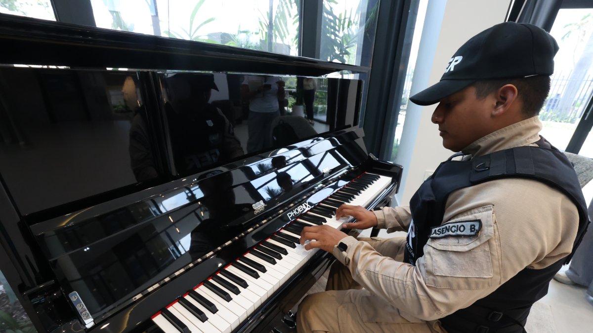 billy-asencio-el-guardia-de-la-uees-que-conmueve-al-tocar-el-piano