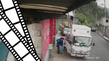Agentes policiales están tras la banda que atracó a los ocupantes de un camión repartidor, en Quito.