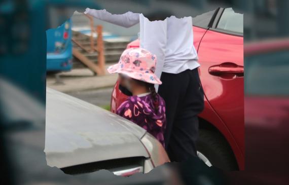 Niña trabaja en la calle o pide limosna