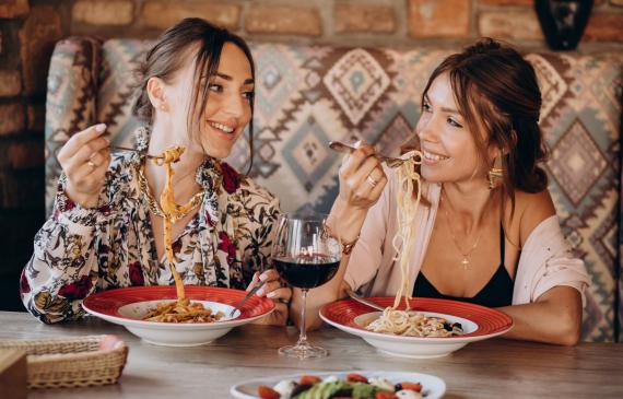 MUJERES COMIENDO