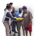 Cuarenta tarrinas diarias son armadas y entregadas por la pareja.