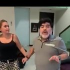 Maradona apareció en un video con las "nachas" al aire.