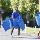 Pervis Estupiñan ayuda a la parte de utilería a llevar las colchonetas para los entrenamientos.
