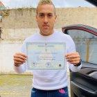 Andrés Chjcaiza y el título de entrenador de fútbol.